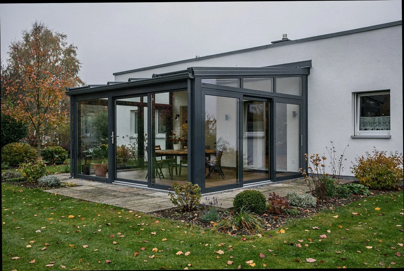Wintergarten mit Glasdach an einem Wohnhaus in Mönchengladbach